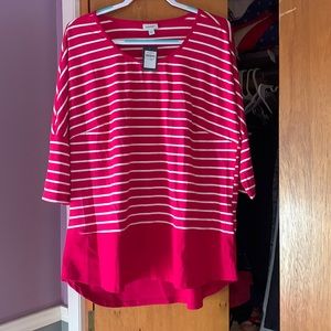 NWT 3/4 sleeve hi low knit top. Material has a stretch. 14/16